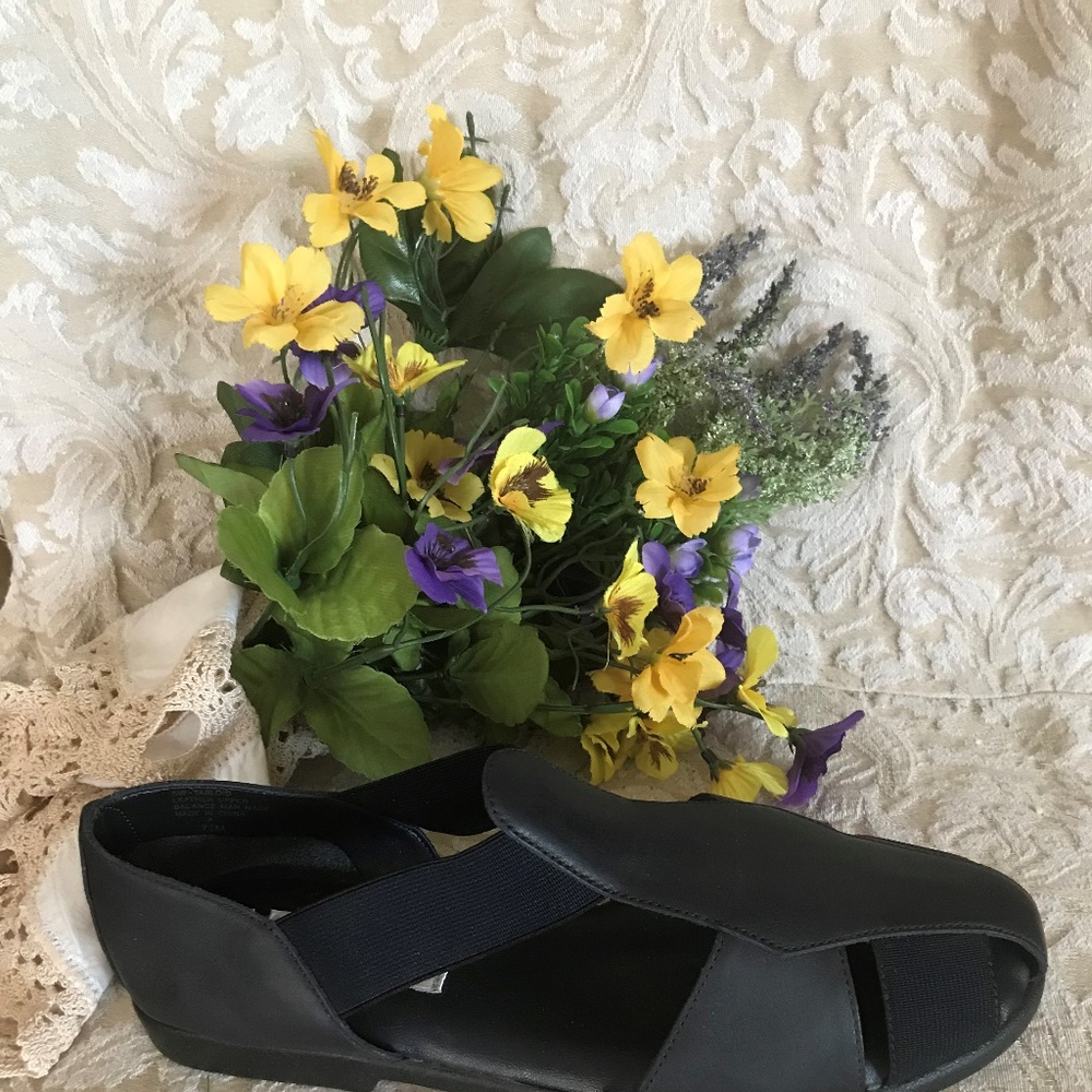 CAPEZIO LITE FLATS